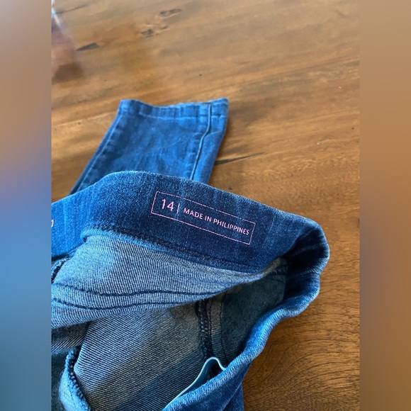 Vineyard Vines Girls size 14 skinny jeans. - Picture 3 of 3